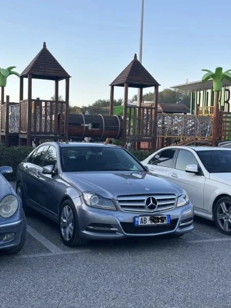 Tirane, shitet makine mercedes Nafte, gri metalizato automatik Kondicioner 190.000 km 9.300 €