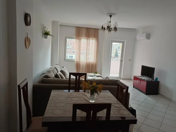 Tirane, jap me qera apartament 1+1 Kati 5, 70 m² 500 € (Rruga Dritan Hoxha. Afer karburant Kastratit)
