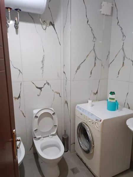 Tirane, jap me qera apartament 1+1 Kati 5, 70 m² 500 € (Rruga Dritan Hoxha. Afer karburant Kastratit)