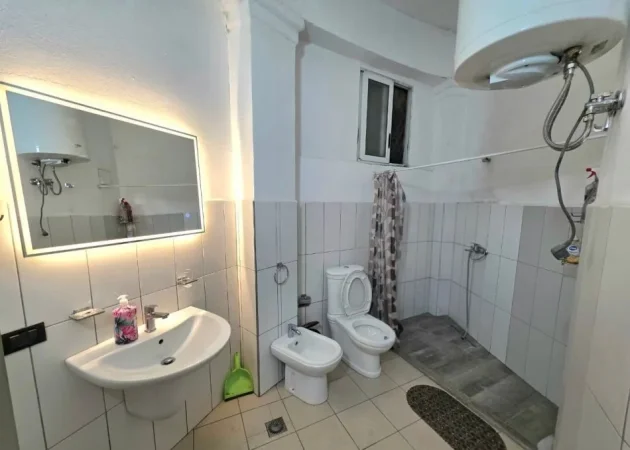 Tirane, jepet me qera apartament 1+1 Kati 1, 100 m² 500 € (MYSLYM SHYRI)