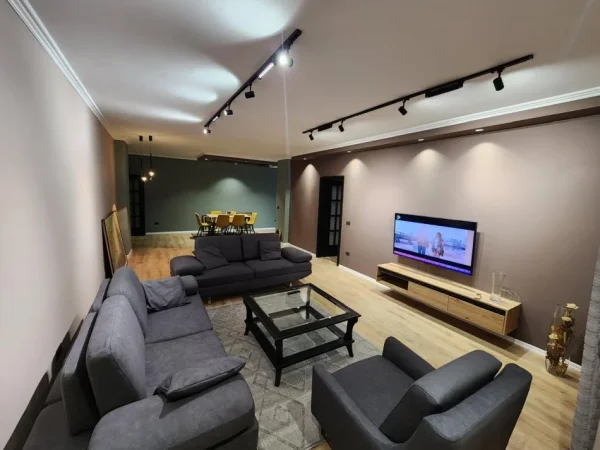 Tirane, jepet me qera apartament 3+1+Ballkon Kati 4, 160 m² 1.200 € 