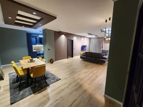 Tirane, jepet me qera apartament 3+1+Ballkon Kati 4, 160 m² 1.200 € 