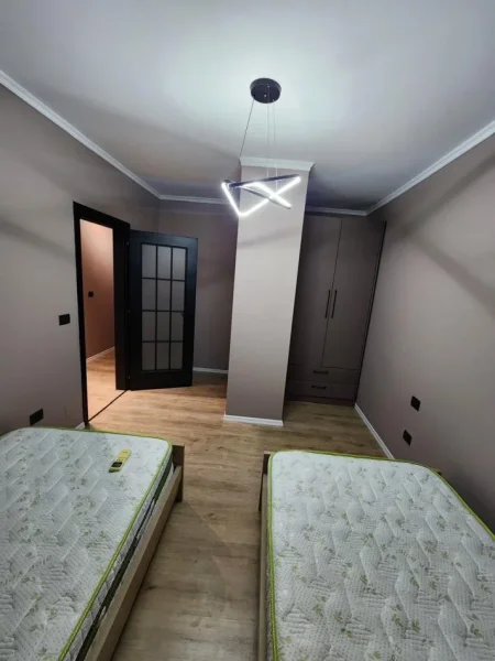 Tirane, jepet me qera apartament 3+1+Ballkon Kati 4, 160 m² 1.200 € 