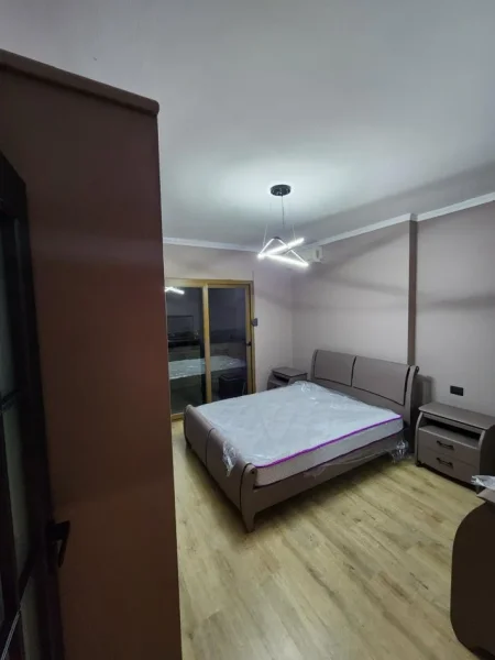 Tirane, jepet me qera apartament 3+1+Ballkon Kati 4, 160 m² 1.200 € 