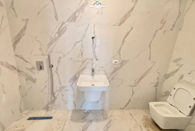 Tirane, jepet me qera zyre Kati 3, 103 m² 500 € (Rruga e Barrikadave)