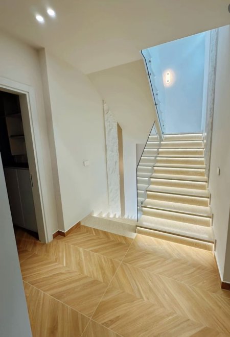 Jepet Vile luksoze me qera ne Farke  , 225 m² 3.800 € (Farke)