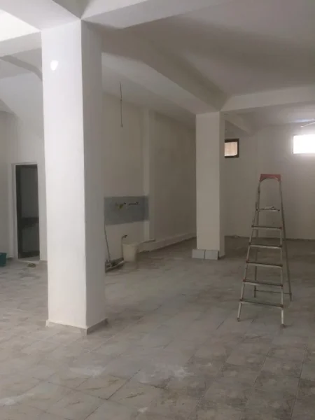 Tirane, jepet me qera zyre Kati 1, 117 m² 780 € (Rruga e Kavajes)