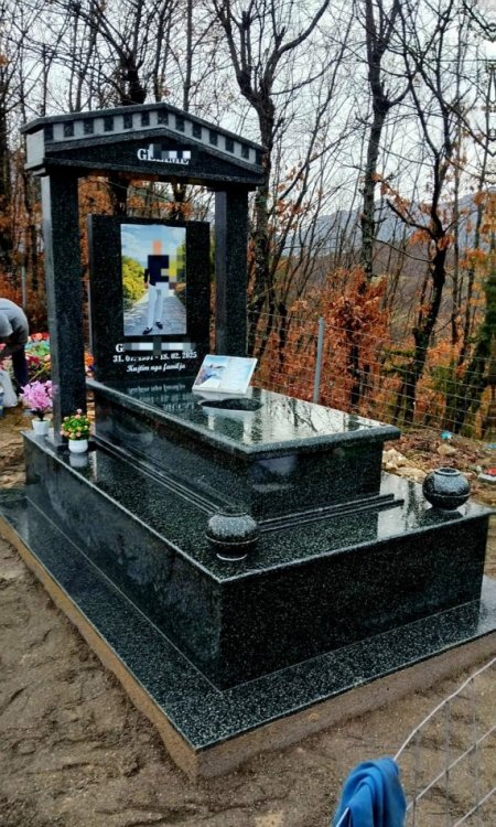 Tirane, ofroj Punime Varresh  Granit & Mermer Portrete të Gdhendura