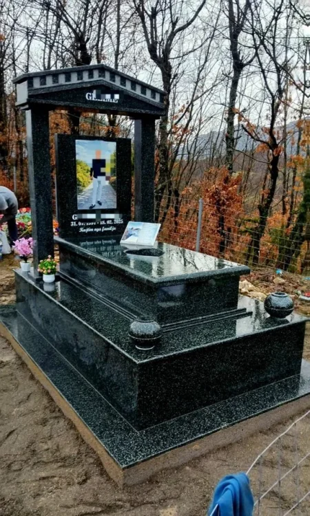 Tirane, ofroj Punime Varresh  Granit & Mermer Portrete të Gdhendura