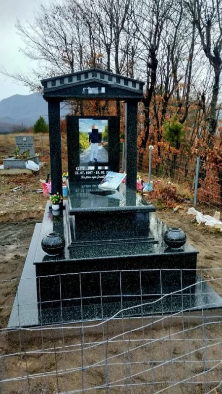 Tirane, ofroj Punime Varresh  Granit & Mermer Portrete të Gdhendura