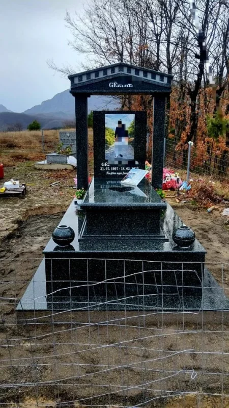 Tirane, ofroj Punime Varresh  Granit & Mermer Portrete të Gdhendura