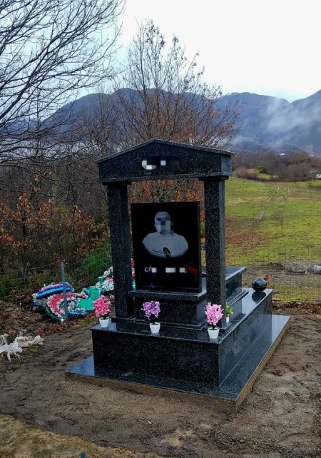 Tirane, ofroj Punime Varresh  Granit & Mermer Portrete të Gdhendura