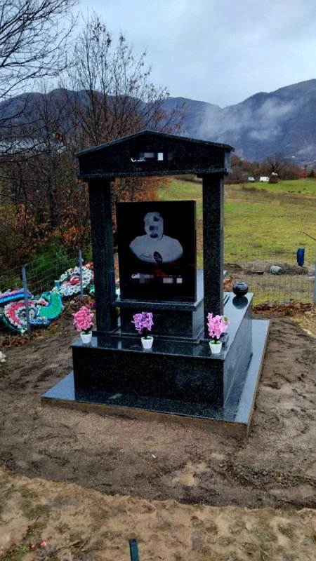 Tirane, ofroj Punime Varresh  Granit & Mermer Portrete të Gdhendura