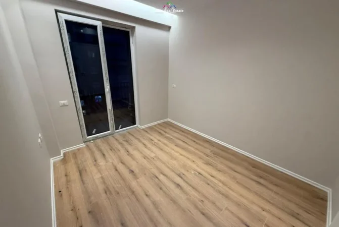 Tirane, jepet me qera apartament 2+1 Kati 6, 100 m² 900 € (Rrugga viktor eftimiu)