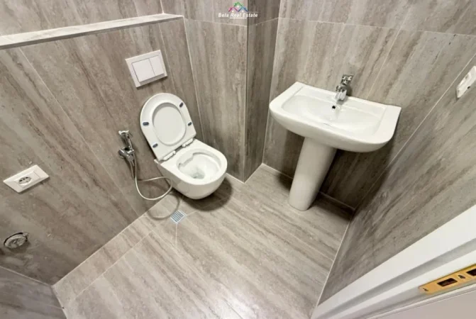Tirane, jepet me qera apartament 2+1 Kati 6, 100 m² 900 € (Rrugga viktor eftimiu)