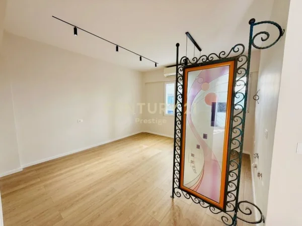 Tirane, jepet me qera zyre Kati 1, 70 m² 850 € (Qender)