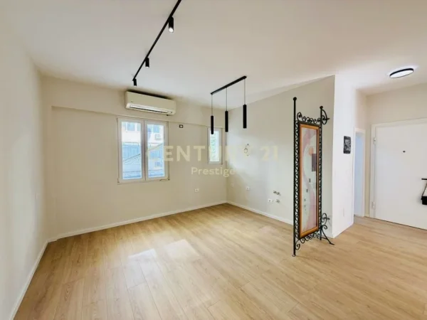 Tirane, jepet me qera zyre Kati 1, 70 m² 850 € (Qender)
