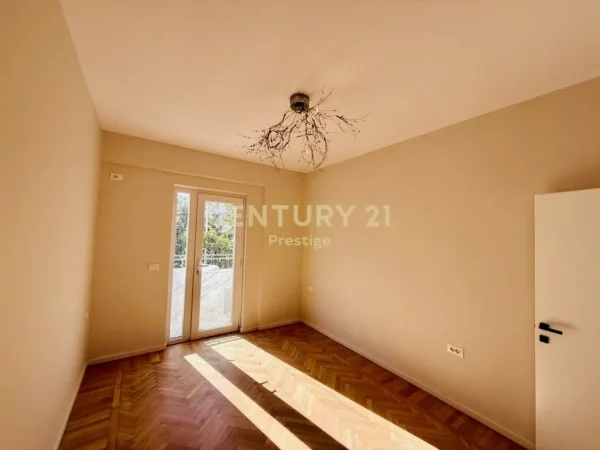 Tirane, jepet me qera zyre Kati 1, 70 m² 850 € (Qender)