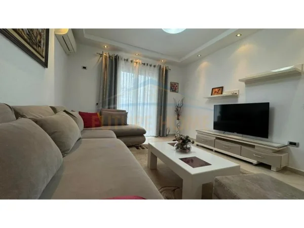 Tirane, jepet me qera apartament 2+1 Kati 3, 99 m² 700 € (Rruga e Elbasanit)