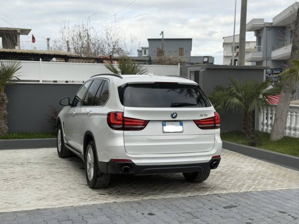 Fier, shes makine BMW X5-3.5i-3.0 BENZIN (PA TAKS LLUKSI)-X-DRIVER 2015-PANORAMA-13 EURO-NDERROHET-069 44 00 305 Benzin, e bardhë automatik Klima 126.000 km 13.000 €