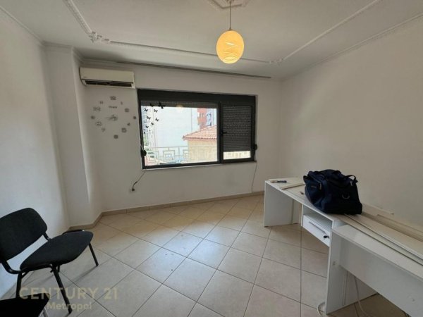 Tirane, jepet me qera zyre Kati 3, 156 m² 1.000 € (Rruga e Barrikadave)