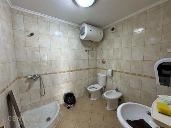 Tirane, jepet me qera zyre Kati 3, 156 m² 1.000 € (Rruga e Barrikadave)