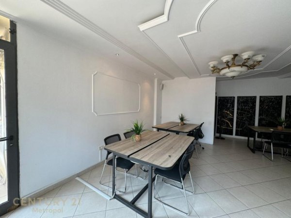 Tirane, jepet me qera zyre Kati 3, 156 m² 1.000 € (Rruga e Barrikadave)