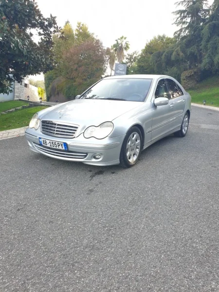 Tirane, shitet makine Mercedez benz Nafte, gri metalizato automatik Kondicioner 220.366 km 4.500 €