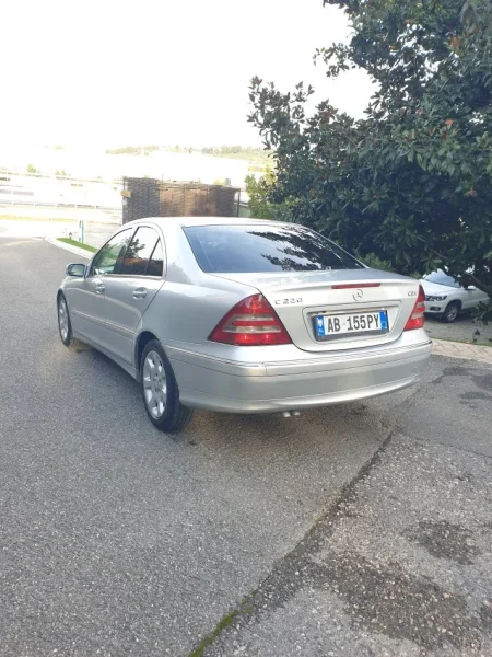 Tirane, shitet makine Mercedez benz Nafte, gri metalizato automatik Kondicioner 220.366 km 4.500 €