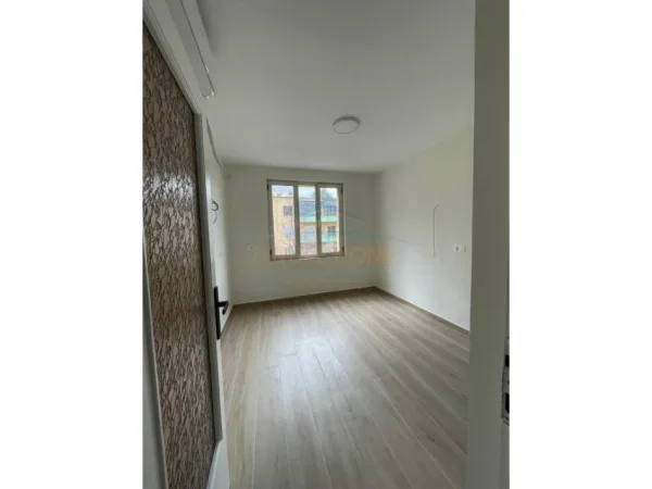 Tirane, jepet me qera ambjent biznesi Kati 3, 73 m² 800 € 