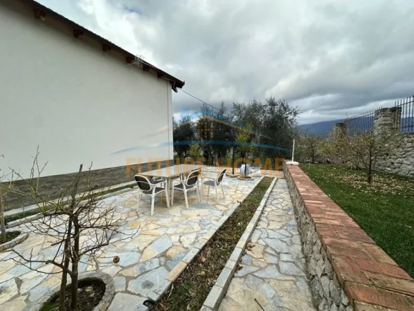 Tirane, jepet me qera Vile 2+1+Ballkon , 250 m² 1.800 € (PETRELE)