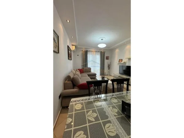 Tirane, jepet me qera apartament 2+1+Ballkon Kati 3, 99 m² 700 € 