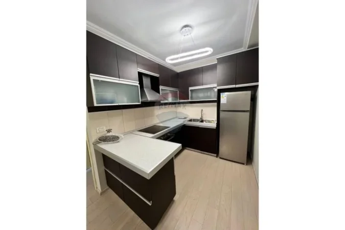 Tirane, jepet me qera apartament 2+1 Kati 4, 79 m² 700 € (Rruga Myslym Shyri)