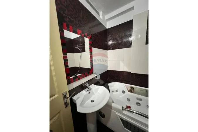 Tirane, jepet me qera apartament 2+1 Kati 4, 79 m² 700 € (Rruga Myslym Shyri)