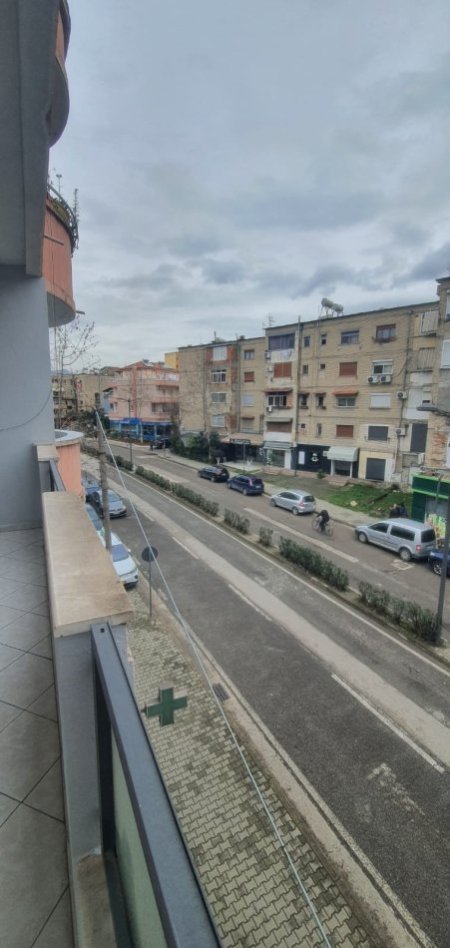 Tirane, jepet me qera apartament 2+1+Ballkon Kati 3, 100 m² 600 € (BRRYLI , PRANE KRYQEZIMIT)