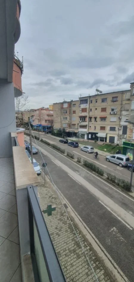 Tirane, jepet me qera apartament 2+1+Ballkon Kati 3, 100 m² 600 € (BRRYLI , PRANE KRYQEZIMIT)