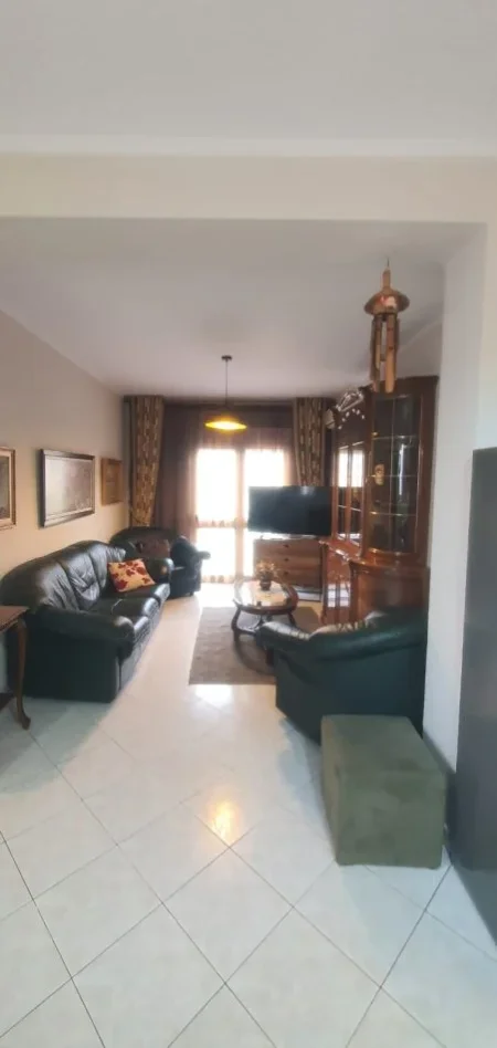 Tirane, jepet me qera apartament 2+1+Ballkon Kati 3, 100 m² 600 € (BRRYLI , PRANE KRYQEZIMIT)