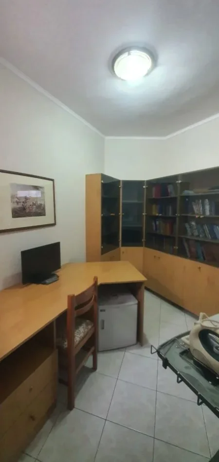 Tirane, jepet me qera apartament 2+1+Ballkon Kati 3, 100 m² 600 € (BRRYLI , PRANE KRYQEZIMIT)