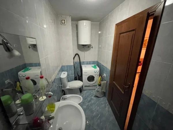 Tirane, jepet me qera apartament 1+1+Ballkon Kati 4, 70 m² 450 € (Kompleksi Delijorgji)