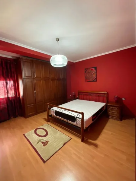 Tirane, jepet me qera apartament 1+1+Ballkon Kati 4, 70 m² 450 € (Kompleksi Delijorgji)