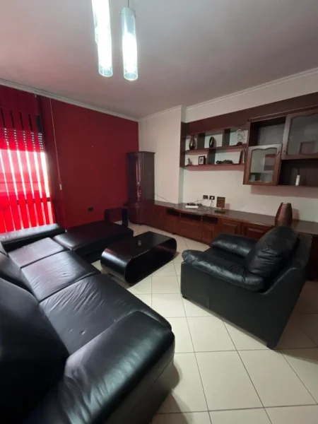 Tirane, jepet me qera apartament 1+1+Ballkon Kati 4, 70 m² 450 € (Kompleksi Delijorgji)