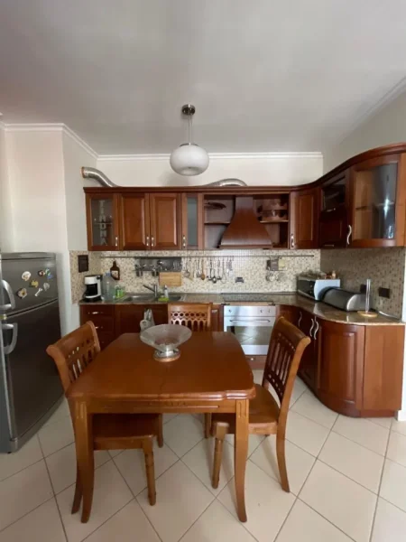 Tirane, jepet me qera apartament 1+1+Ballkon Kati 4, 70 m² 450 € (Kompleksi Delijorgji)