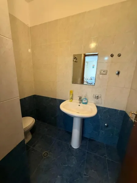 Tirane, jepet me qera apartament 2+1+Ballkon Kati 5, 115 m² 650 € (Rruga e Kosovareve)