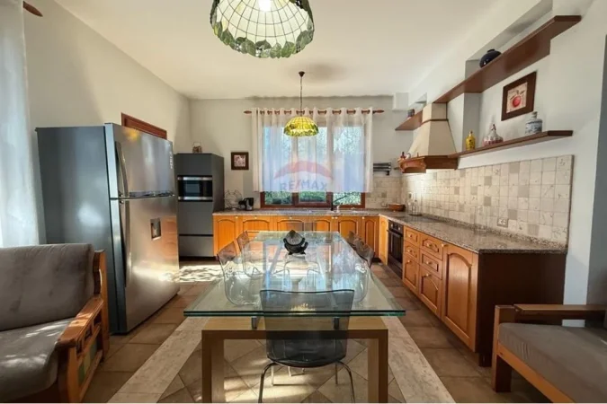 Tirane, jepet me qera Vile 3 Katshe , 2.137 m² 2.500 € 