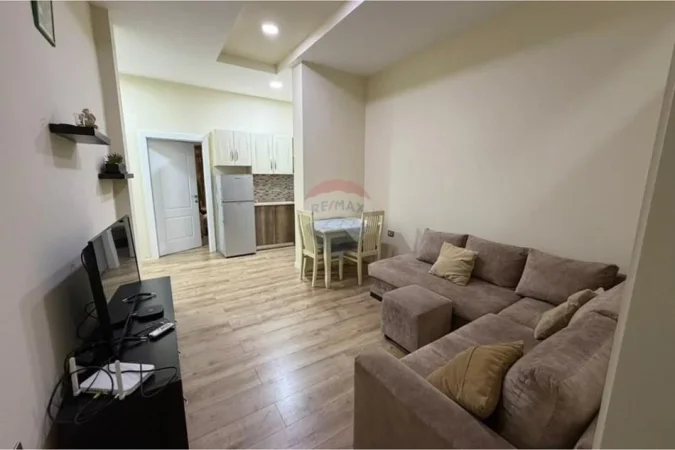 Tirane, jepet me qera apartament 2+1 , 122 m² 600 €