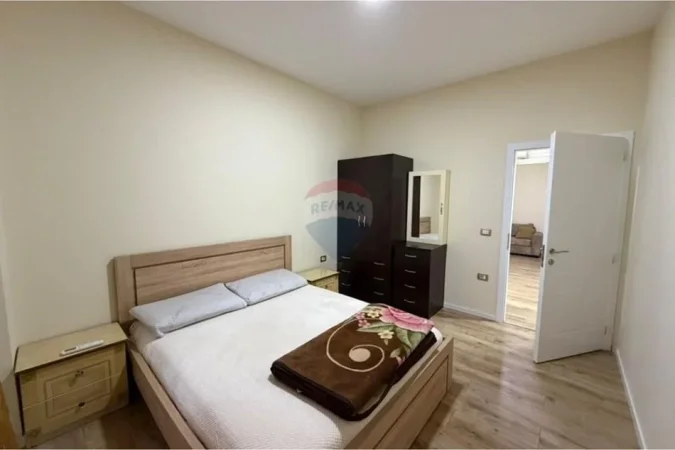 Tirane, jepet me qera apartament 2+1 , 122 m² 600 €