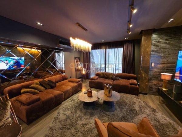 Tirane, jepet me qera Vile Kati 3, 500 m² 3.500 € (Vila Amerikane)