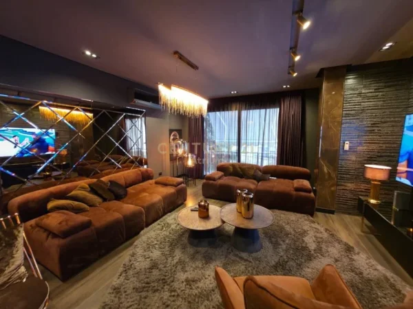 Tirane, jepet me qera Vile Kati 3, 500 m² 3.500 € (Vila Amerikane)