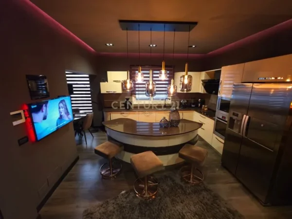 Tirane, jepet me qera Vile Kati 3, 500 m² 3.500 € (Vila Amerikane)