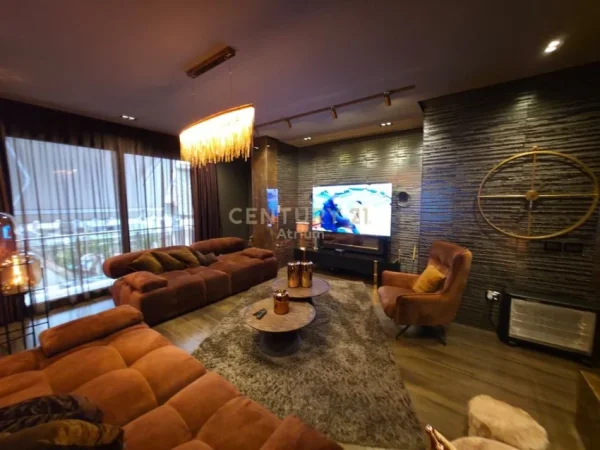 Tirane, jepet me qera Vile Kati 3, 500 m² 3.500 € (Vila Amerikane)